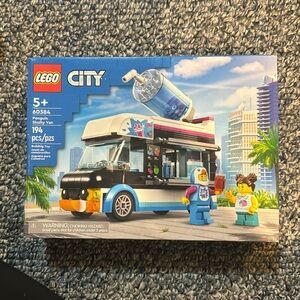 LEGO City 60384 Penguin Slushy Van (194 Pieces) new in box